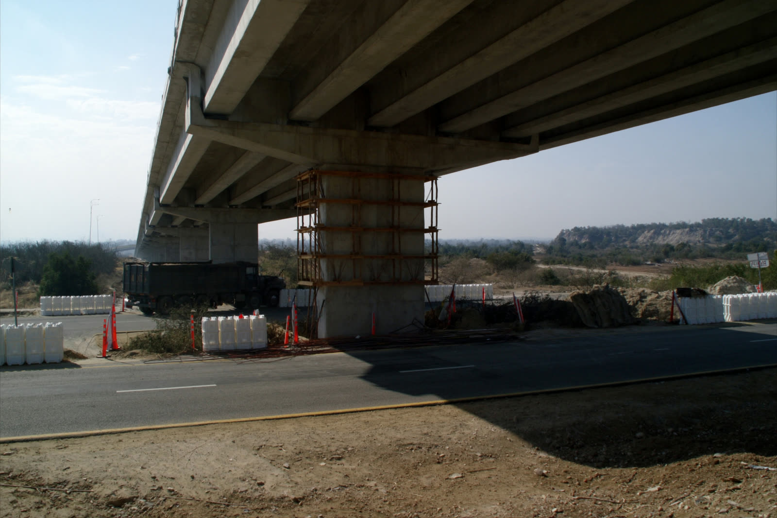 Paso vehicular de concreto en construcción, con trabes presforzadas y cimbra